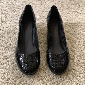 Tory Burch Black Croc Patent Block Heel w Gold Accent